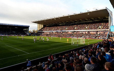 仍对身披国 仍对身披国